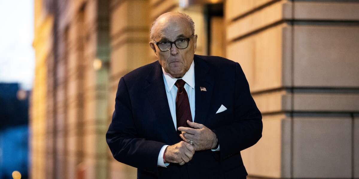 Rudy Giuliani dovrà dare i suoi beni di lusso e una sua casa a due scrutatrici della Georgia che aveva diffamato