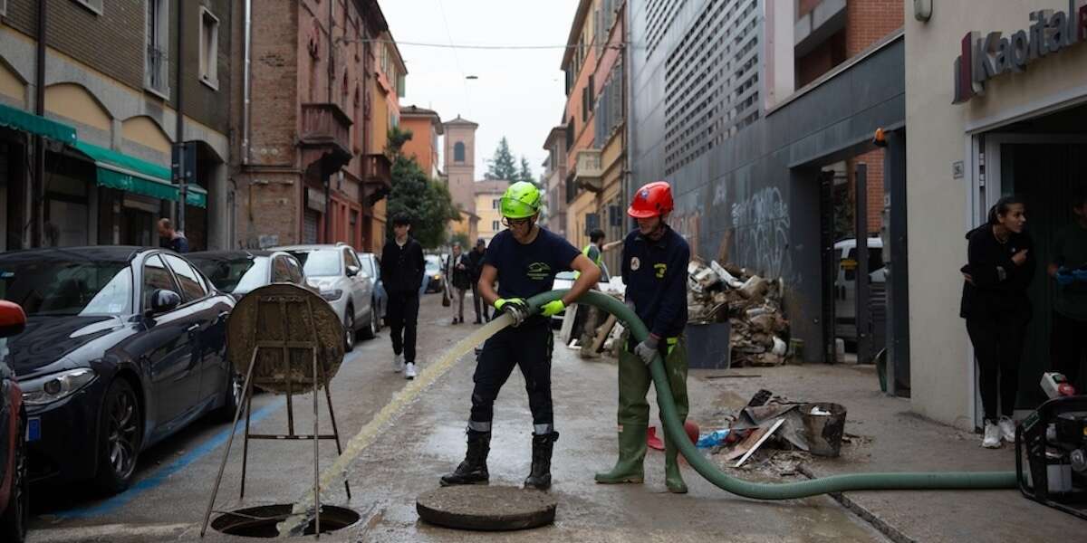 Bologna alle prese con i danni dell’alluvioneCi sono ancora strade allagate, anche nel centro, cancelli sfondati, mucchi di oggetti per strada e tanti volontari impegnati a spalare il fango, mentre si teme per le prossime piogge