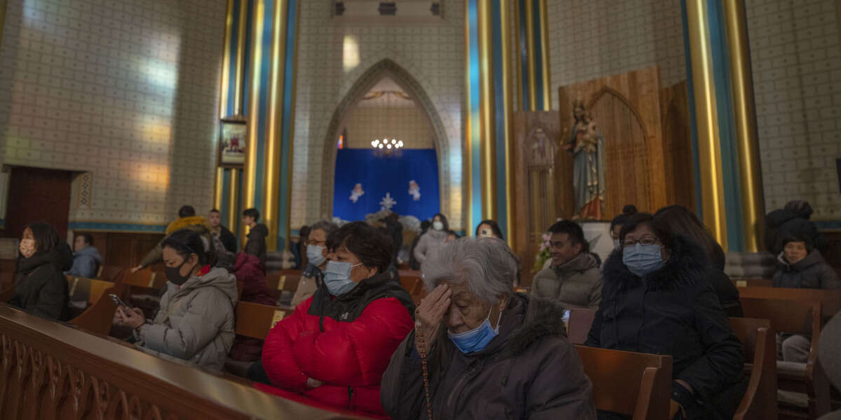 La Chiesa cattolica ha prolungato di altri quattro anni il controverso accordo con la CinaQuello del 2018 che prevede la nomina condivisa di alcuni vescovi, ma che finora secondo molti non ha aiutato i cattolici perseguitati nel paese