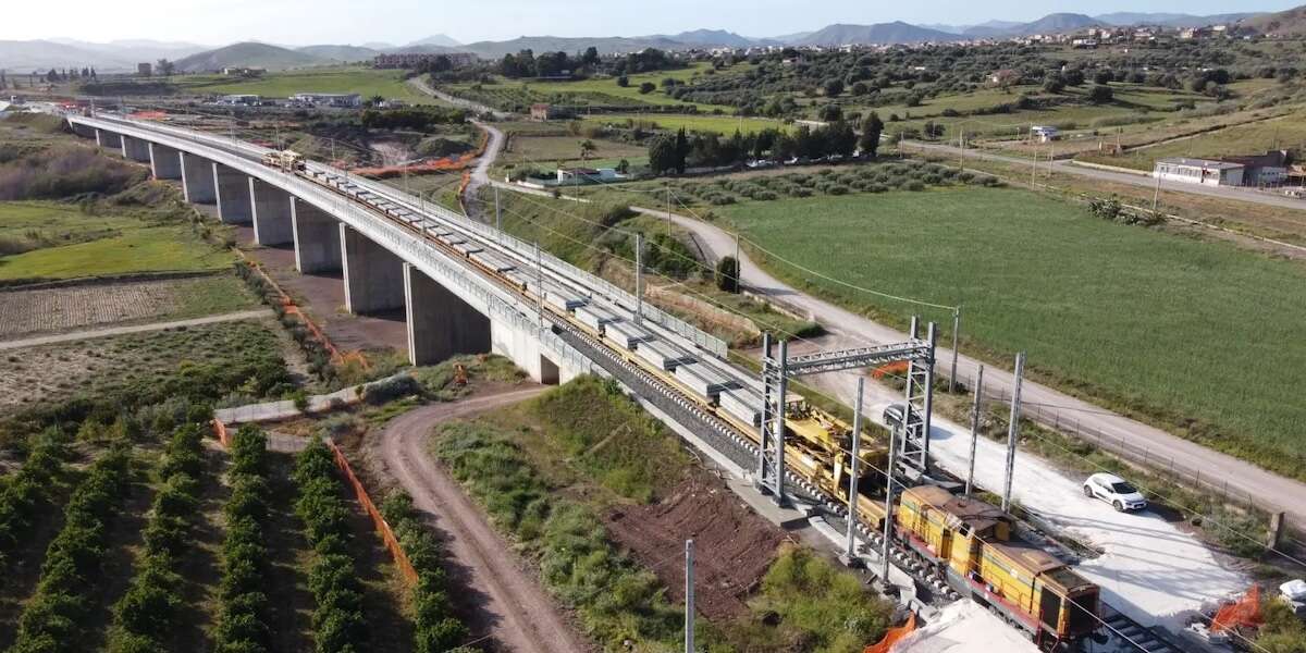 Ci si è messa anche la siccità a rallentare i cantieri delle ferrovie sicilianeI macchinari che dovrebbero scavare le gallerie non possono funzionare senz’acqua: i problemi sono soprattutto sulla linea Palermo-Catania