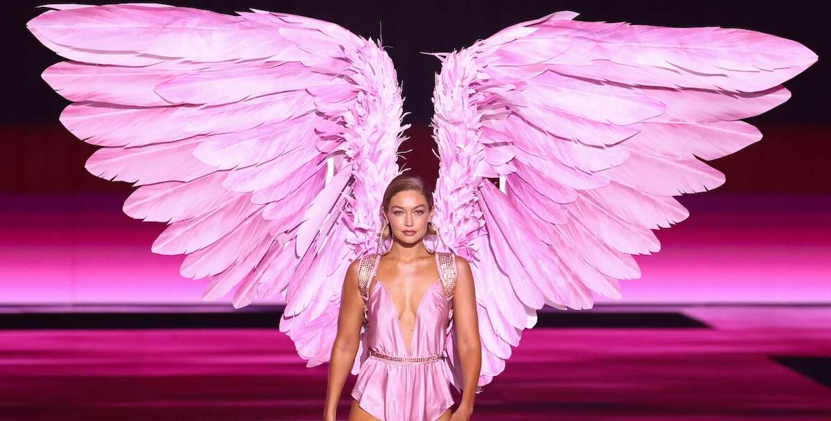 La sfilata di Victoria’s Secret ha funzionato?Dopo cinque anni di pausa, uno degli spettacoli più seguiti della moda è tornato con qualche novità, e per dimostrare qualcosa