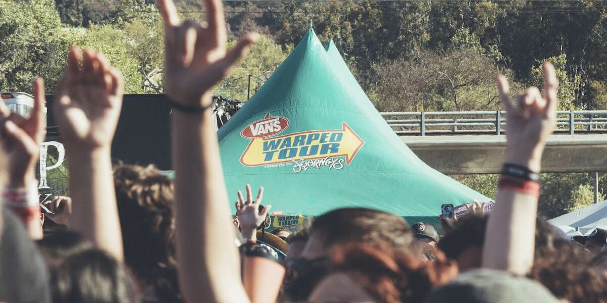 Il festival più divisivo del punk rockNel 2025 tornerà il Warped Tour, che aiutò il genere a uscire dalla nicchia e proprio per questo fu anche molto odiato