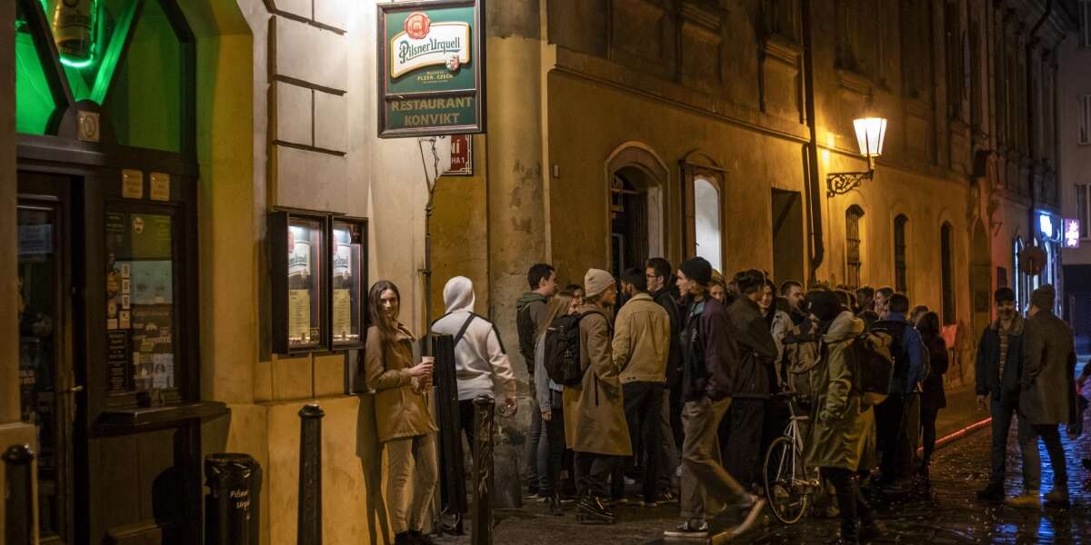 A Praga sono stati vietati i tour guidati fra i barI cosiddetti “pub crawl” promossi dalle agenzie locali: lo scopo è ridurre chiasso e fastidi, e attirare turisti «più acculturati e ricchi»