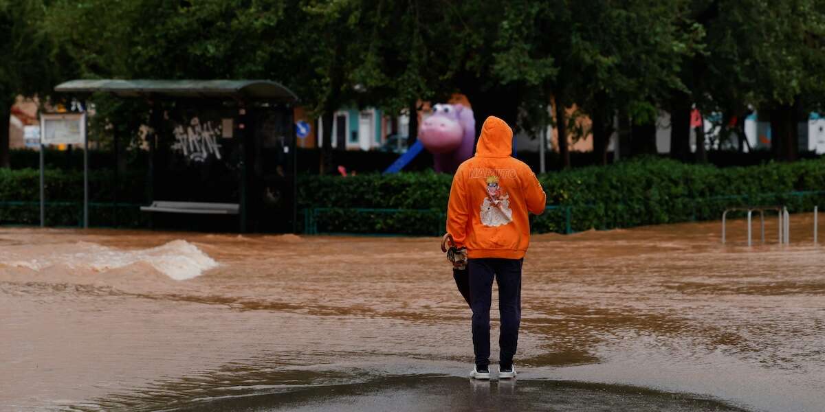 L’allerta a Valencia è stata data troppo tardi?La comunità di Valencia ha informato la popolazione solo dopo ore di forti piogge, quando molte persone erano già intrappolate per l'alluvione