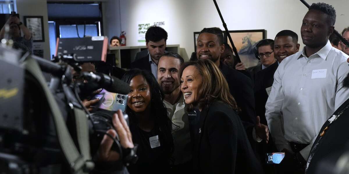 Kamala Harris sta provando a guadagnarsi i voti dell’elettorato neroÈ un segmento che storicamente vota in grande maggioranza per i Democratici, ma ora soprattutto i maschi sono restii a sostenerla preferendo l'astensione o avvicinandosi ai Repubblicani