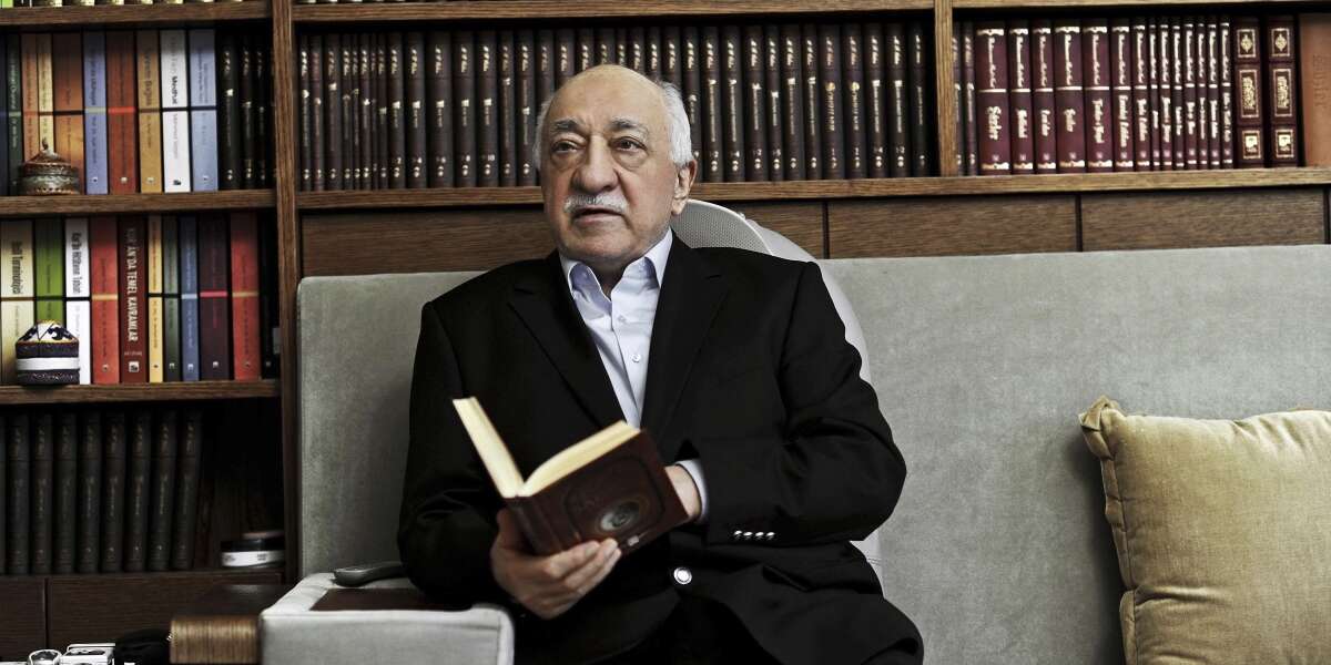 È morto l’influente religioso turco Fethullah Gülen, che nel 2016 fu accusato di aver tentato un colpo di stato in Turchia