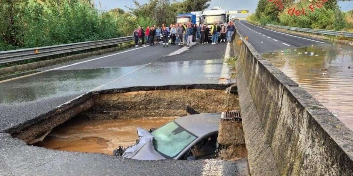 A Lamezia Terme per le forti piogge si è aperta una voragine su una strada statale: un’auto ci è caduta dentro