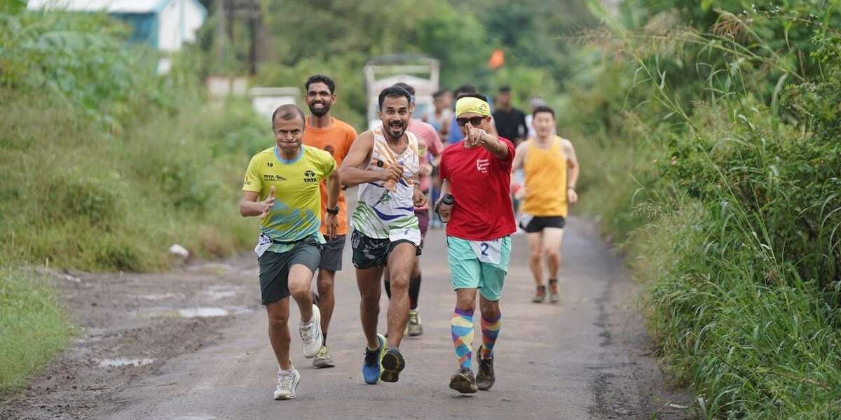 Correre 6,7 chilometri all’ora, ogni ora, fino a quando si è gli unici a farloÈ il principio alla base delle Backyard Ultra, le ultramaratone da cortile: ci sono appena stati i Mondiali a squadre, vinti in 110 ore con più di 730 chilometri percorsi