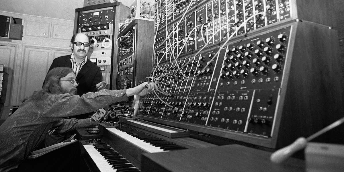 Sessant’anni fu presentato il sintetizzatore per eccellenzaIl 18 ottobre del 1964 l'ingegnere statunitense Robert Moog presentò lo strumento che porta ancora oggi il suo nome, e che cambiò la storia della musica leggera