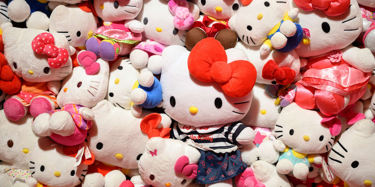 L’onnipresente Hello KittyDa quando è stata inventata cinquant'anni fa, la gattina giapponese – che in teoria non è un gatto e non è giapponese – è arrivata ovunque