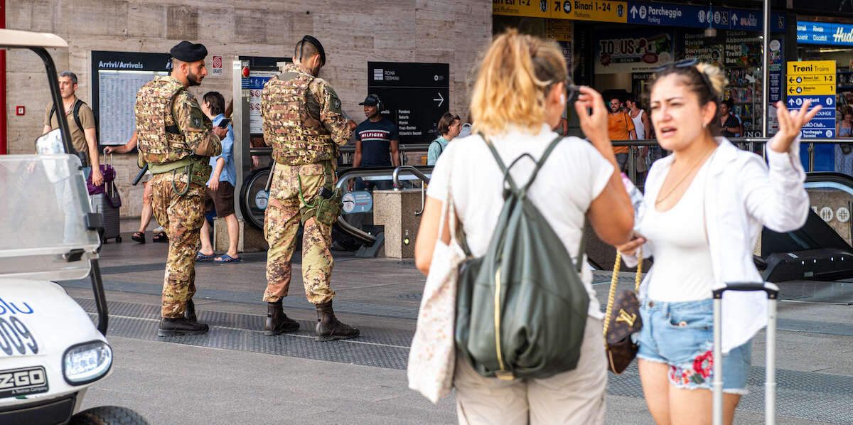 Cos’è la profilazione razzialeVengono definite così le pratiche e gli approcci discriminatori tenuti dalle forze dell'ordine: ne parla un recente rapporto del Consiglio d'Europa a proposito dell'Italia