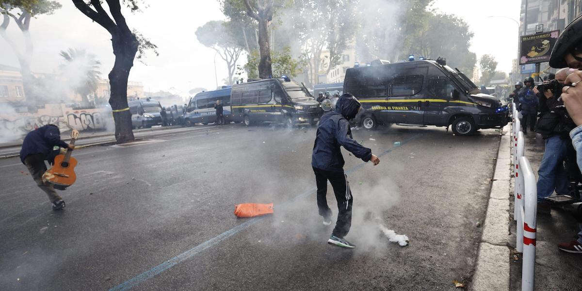 Le foto e i video degli scontri a RomaSono avvenuti durante la manifestazione pro Palestina iniziata oggi pomeriggio in Piazzale Ostiense: 34 persone sono state ferite