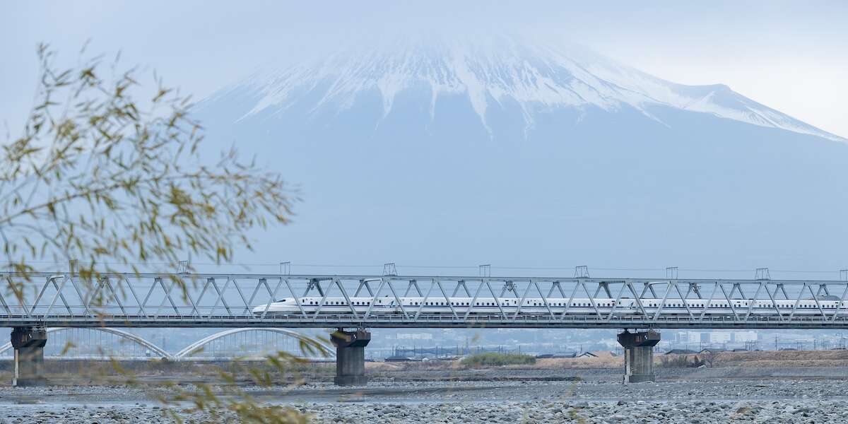 Sessant’anni di “shinkansen”Il primo ottobre del 1964 partirono i primi due treni ad alta velocità giapponesi, destinati a cambiare il trasporto su ferrovia in tutto il mondo