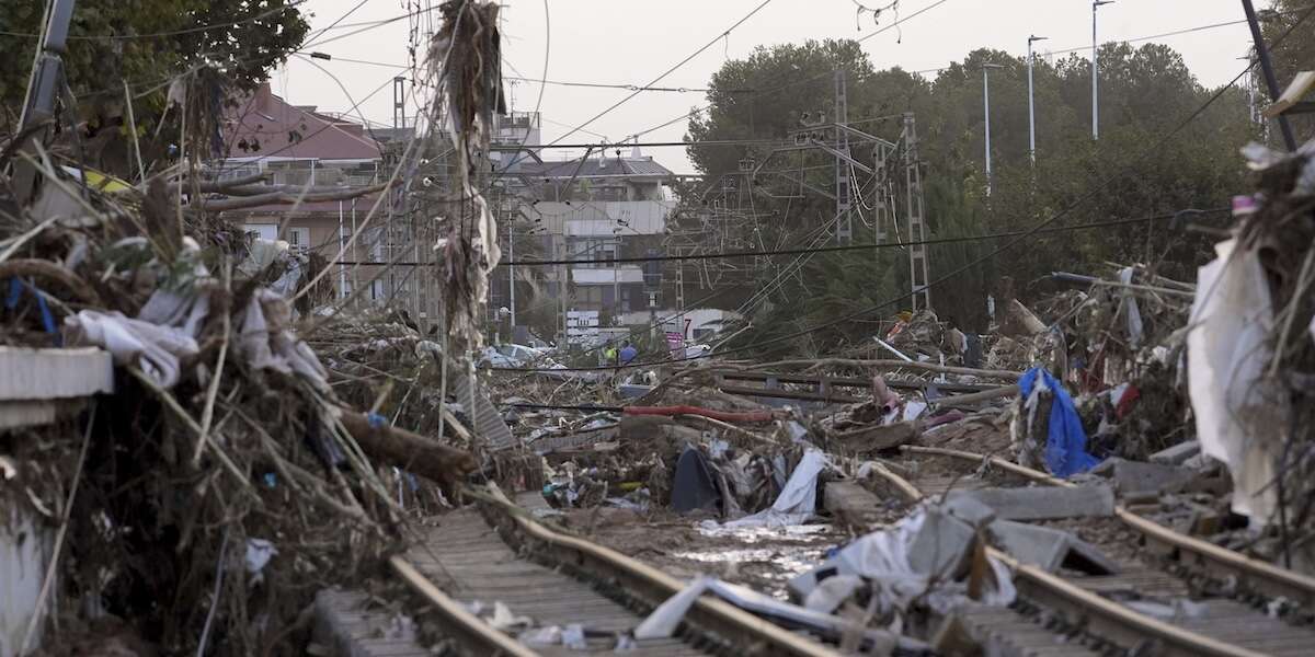 La città al centro delle alluvioni in SpagnaAlmeno 40 morti sono stati trovati a Paiporta, che si trova poco fuori Valencia e ora è completamente isolata