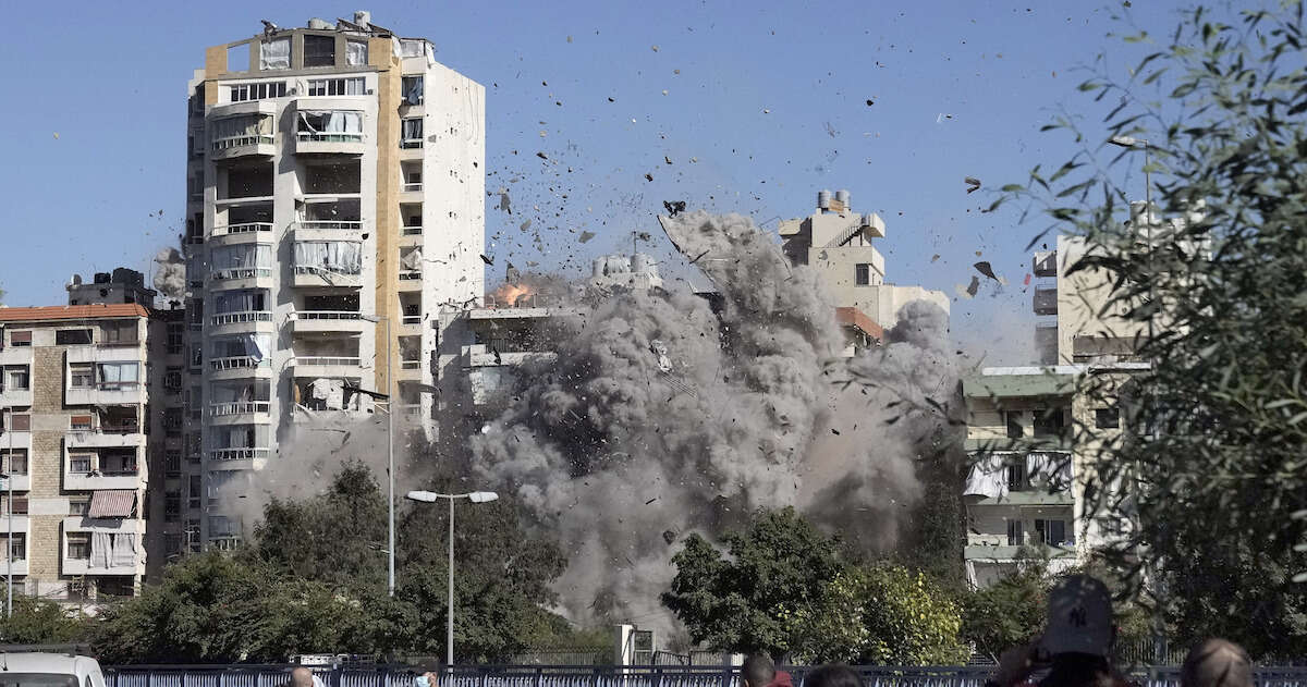 Le foto e i video di un missile israeliano che distrugge un palazzo a BeirutL'attacco è stato ripreso fotogramma per fotograma da un fotografo di Associated Press