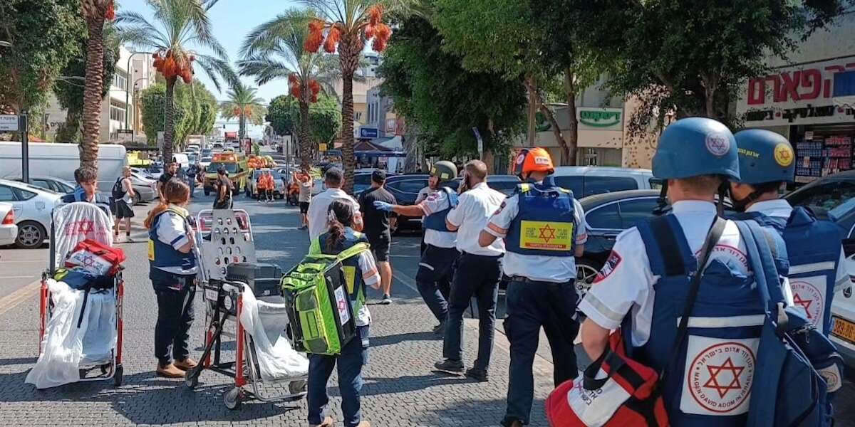 Almeno cinque persone sono state ferite in un attacco armato nella città di Hadera, in Israele