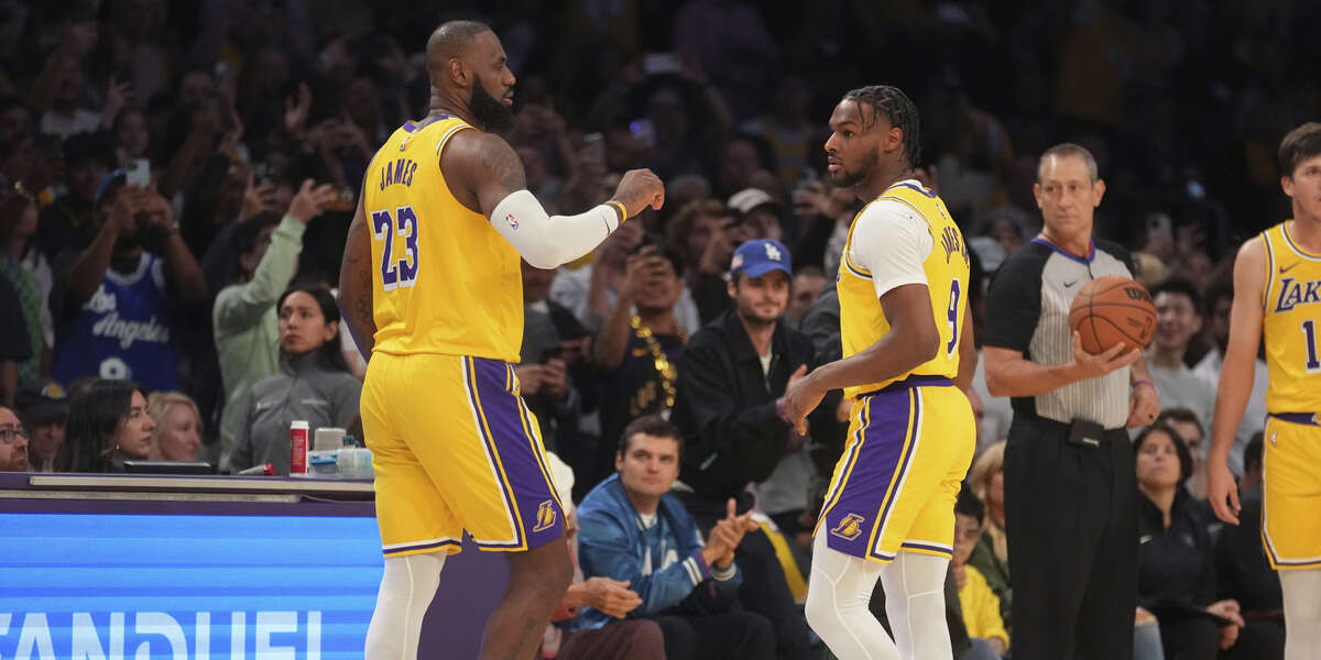 La prima volta di padre e figlio in campo insieme in una partita di NBALeBron e Bronny James hanno giocato contemporaneamente e nella stessa squadra, i Los Angeles Lakers, alcuni minuti nella prima partita stagionale vinta contro Minnesota