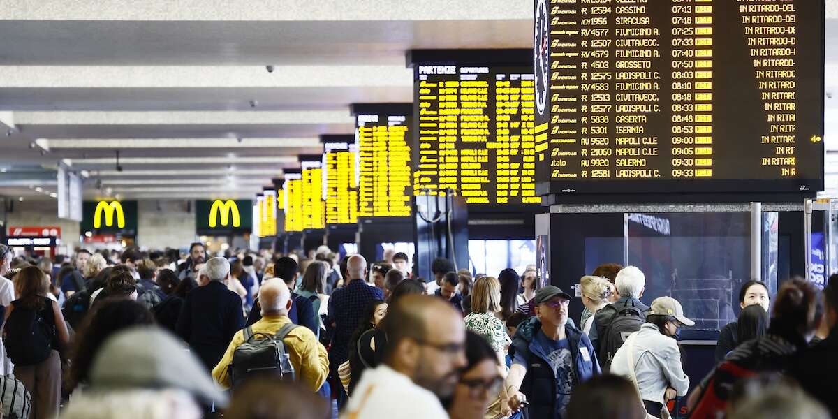 Non è stato solo un chiodo a bloccare i treni in mezza ItaliaIl sistema che dovrebbe garantire l’elettricità in caso di guasti non ha funzionato, spegnendo la sala di comando della stazione di Termini