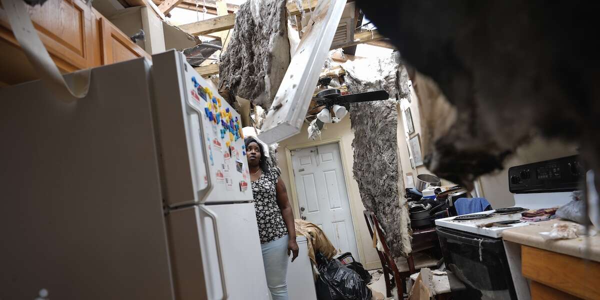 Le foto dei danni causati dall’uragano Milton in FloridaCi sono strade allagate, edifici danneggiati e alberi sradicati: le autorità avevano chiesto l'evacuazione di aree in cui vivono milioni di persone