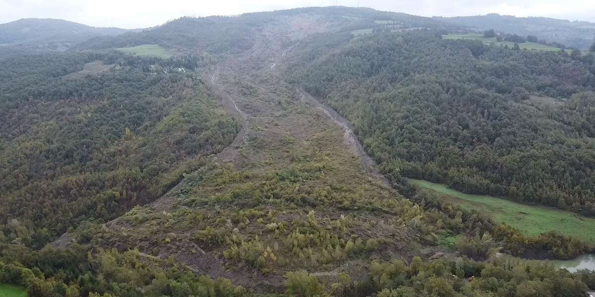 A San Benedetto Val di Sambro si è riattivata una grande frana di 30 anni faAvanza velocemente e ha interrotto un torrente, che potrebbe allagare il piccolo paese sull'Appennino bolognese