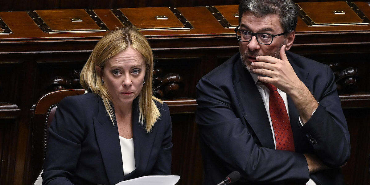 L’austerità di Giorgia MeloniIl governo è costretto a una legge di bilancio molto oculata, con tagli di spesa e misure impopolari che smentiscono anni di propaganda della destra