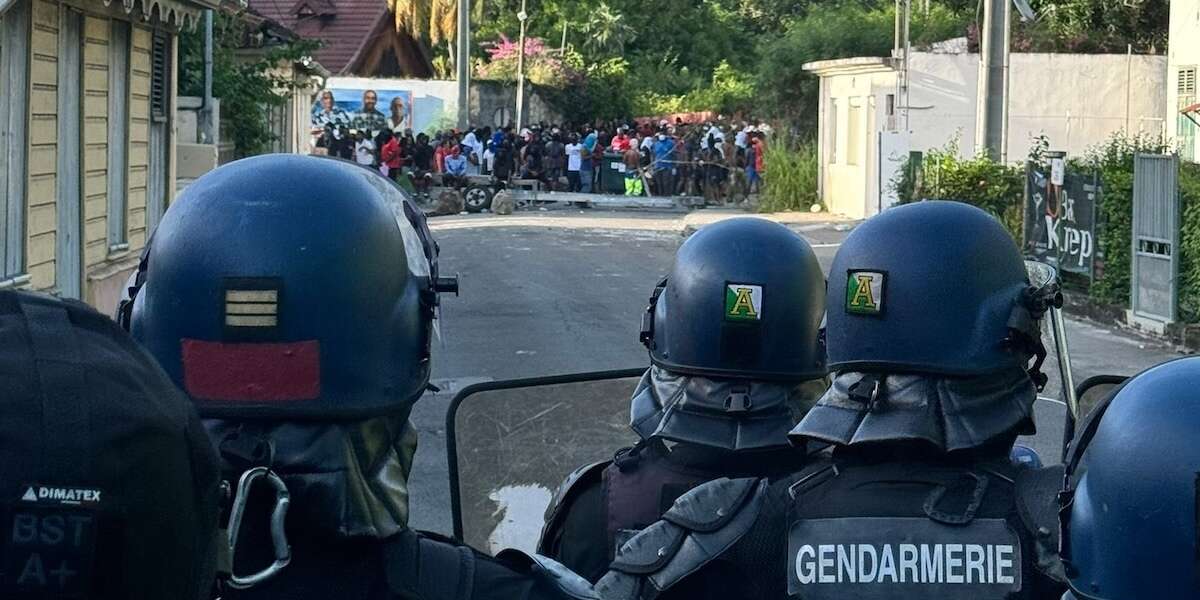 A Martinica continuano le violente proteste contro il carovitaErano iniziate a settembre e sono ripartite in questi giorni, con saccheggi, barricate e scontri con la polizia, dopo alcune settimane di calma: giovedì è stato istituito il coprifuoco