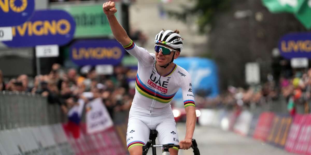 Il ciclista sloveno Tadej Pogačar ha vinto il Giro di Lombardia per la quarta volta consecutiva