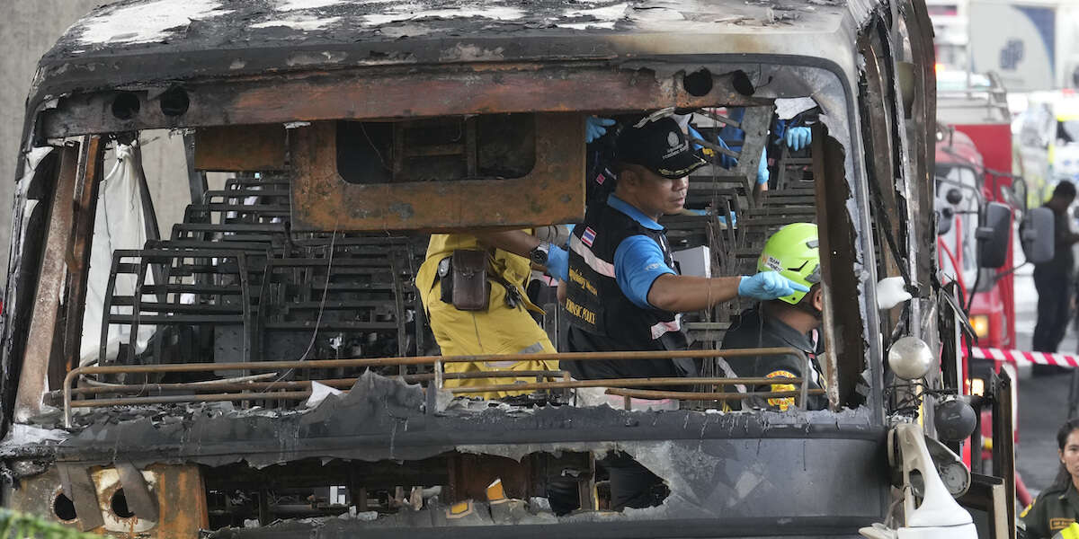 Almeno 10 persone sono morte nello schianto di un autobus a Bangkok, in Thailandia