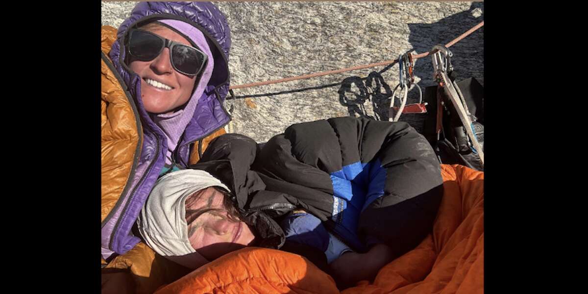 Le alpiniste rimaste bloccate per tre giorni sull’HimalayaDopo una frana, Fay Manners e Michelle Dvorak sono sopravvissute a più di 6mila metri senza cibo, tende e attrezzature