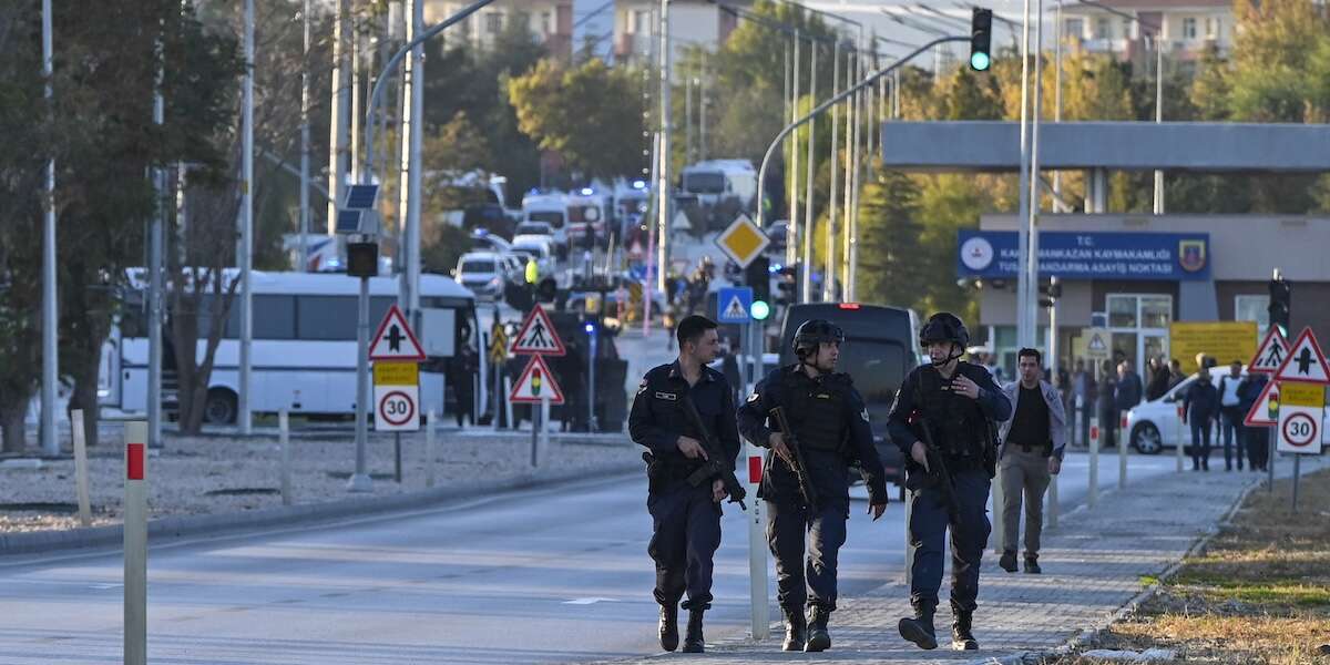 Cosa si sa dell’attacco armato in TurchiaÈ stato compiuto nella sede della Società aerospaziale turca, dove sono state uccise cinque persone: in risposta la Turchia ha bombardato obiettivi legati al PKK