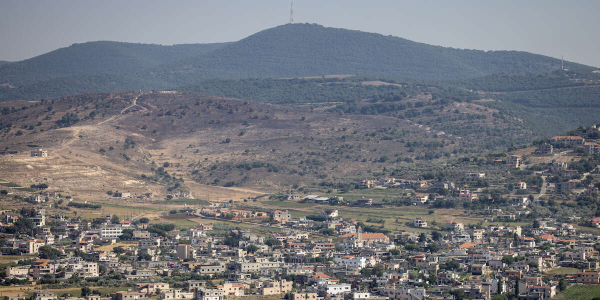 Com’è fatto il sud del LibanoIl territorio che Israele ha appena invaso non ospita solo diverse postazioni di Hezbollah, ma anche pascoli e campi coltivati