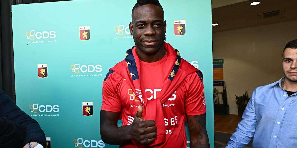 Mario Balotelli tornerà a giocare in Serie AÈ stato comprato dal Genoa, dopo qualche mese di inattività e diversi anni nei campionati di calcio svizzeri e turchi