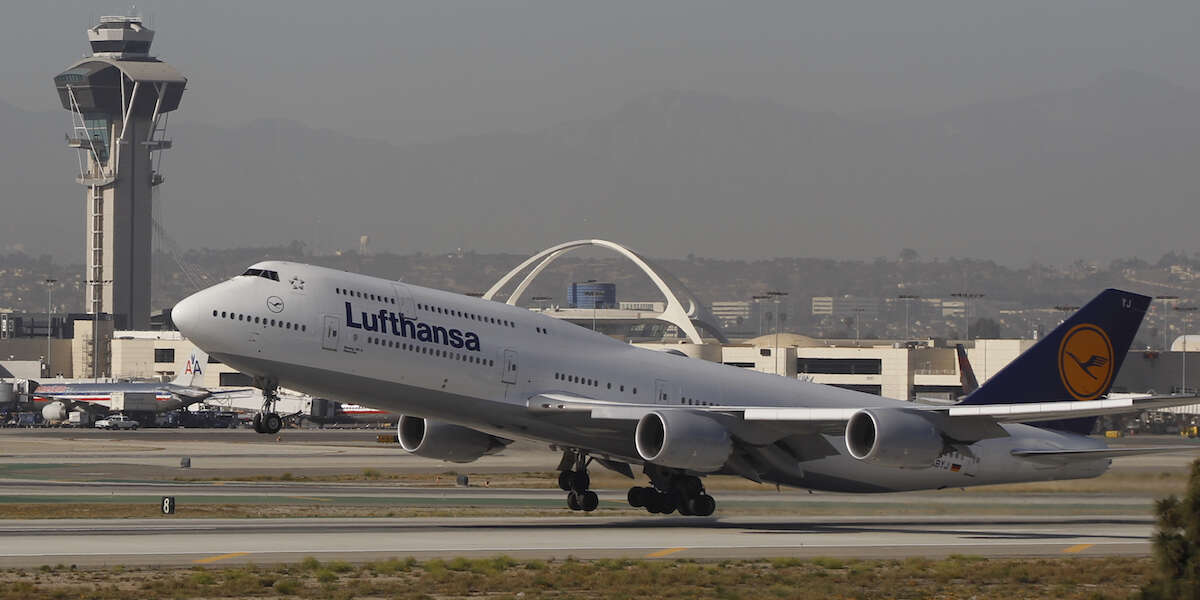 Lufthansa è stata multata dal Dipartimento dei Trasporti statunitense per avere impedito a più di 128 persone ebree di imbarcarsi su un aereo