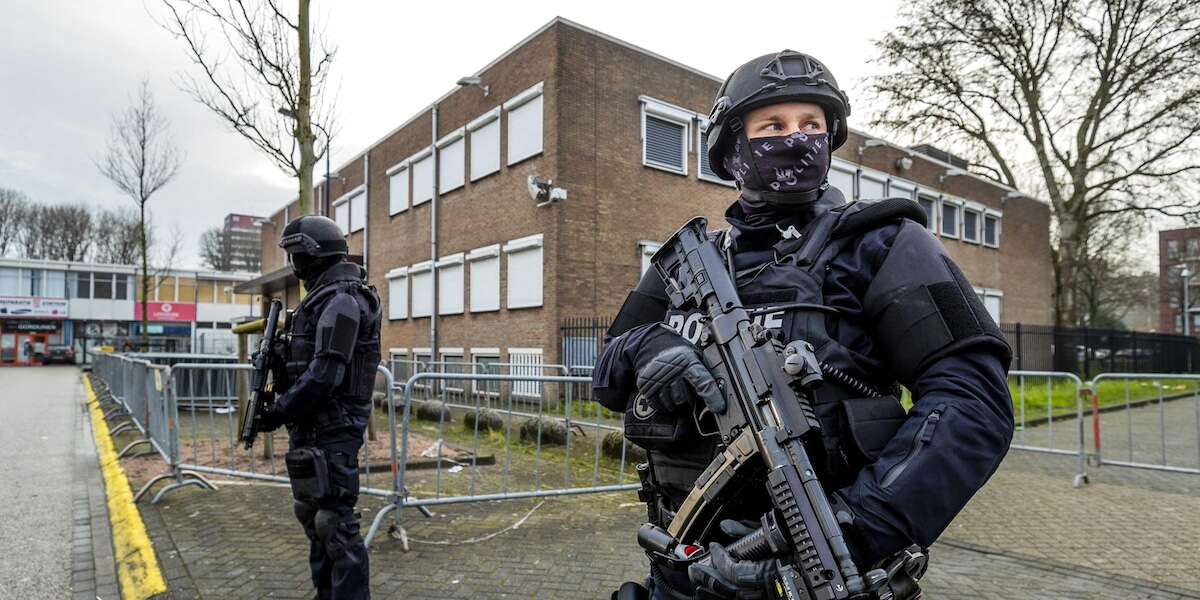 Il più grande processo sul narcotraffico nella storia dei Paesi BassiSi è concluso martedì con 17 condanne, di cui tre a vita: riguardava la banda che gestiva gran parte del traffico di cocaina del paese ed è stato eccezionale per molte ragioni