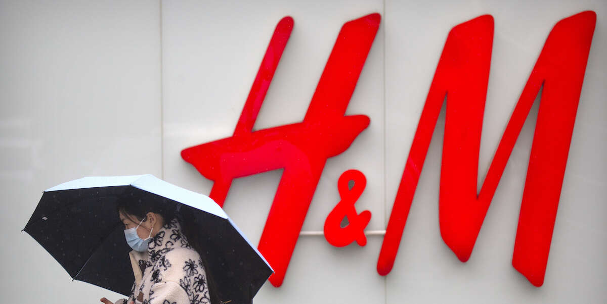 H&M non se la passa benissimoL'amministratrice delegata si è dimessa e le vendite sono sotto le aspettative: c'entra la crisi della “fast fashion” ma anche l'incapacità dell'azienda di riposizionarsi