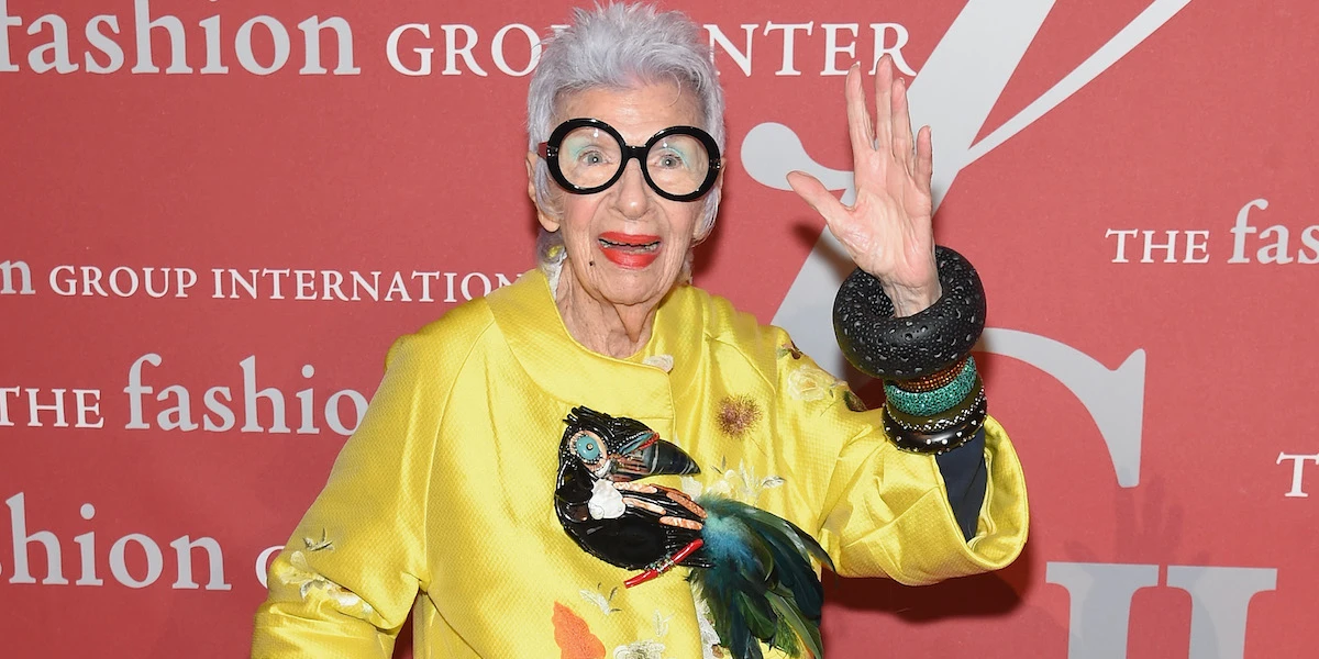 È morta a 102 anni Iris ApfelLa collezionista, imprenditrice, influencer di moda e modella newyorkese diventata davvero famosa quando aveva già un'ottantina d'anni, soprattutto per il suo guardaroba massimalista e i suoi occhialoni