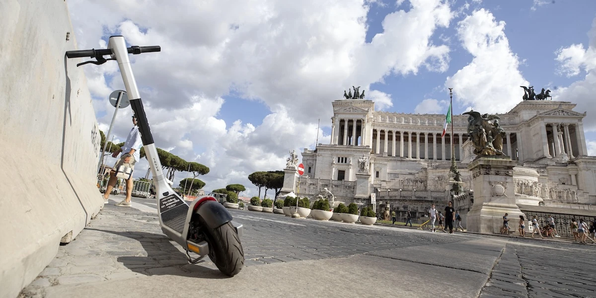 Nel centro di Roma ci sono troppi monopattiniE troppo pochi in periferia, secondo il comune, che continua a multare gli operatori per il mancato rispetto delle regole e ha fermato per una settimana quelli dell'azienda Lime