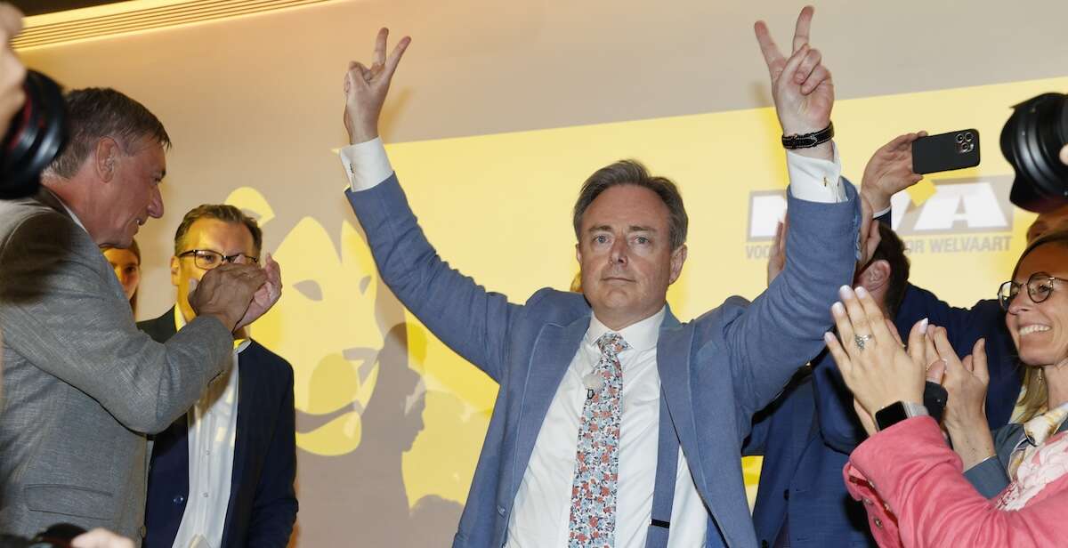 Il politico che voleva dissolvere il Belgio ora potrebbe governarloBart De Wever, un nazionalista fiammingo, ha chiesto a lungo l'indipendenza della sua regione: ora si è dato una calmata, e potrebbe diventare primo ministro dell'intero paese