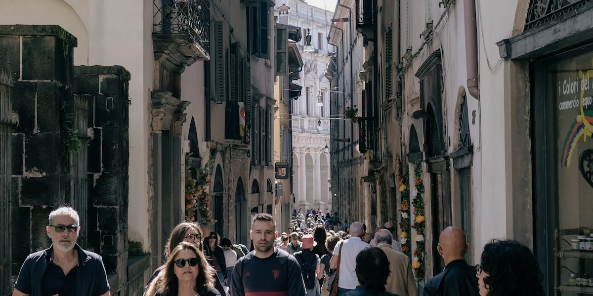 Bergamo deve capire cosa fare di tutti questi turistiNegli ultimi dieci anni sono raddoppiati portando ricchezza e qualche problema, che dovrà essere gestito da chi vincerà le elezioni comunali
