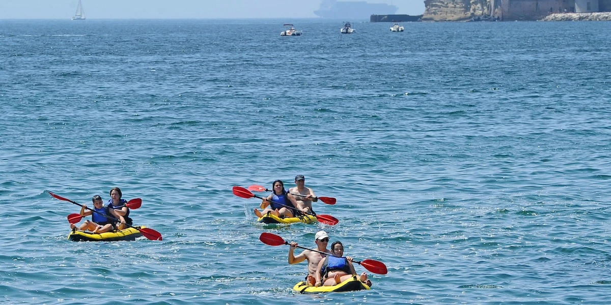 È stata trovata la barca che si ritiene abbia travolto e ucciso una donna in kayak a Napoli domenica