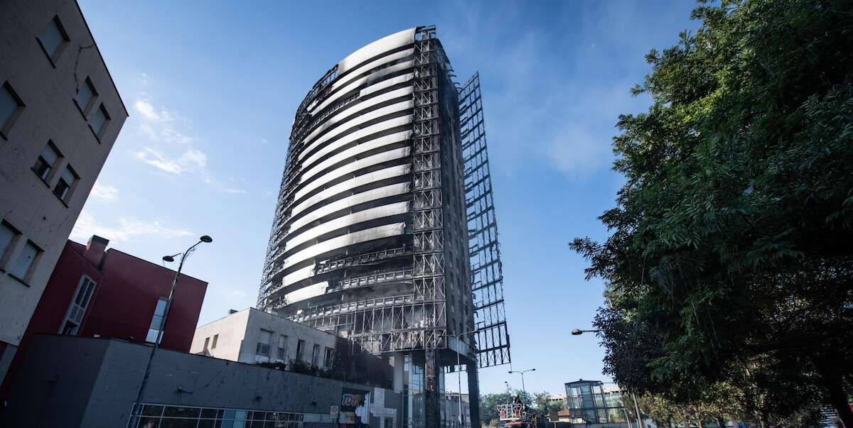 Tredici persone saranno processate per l’incendio che distrusse la Torre dei Moro a Milano