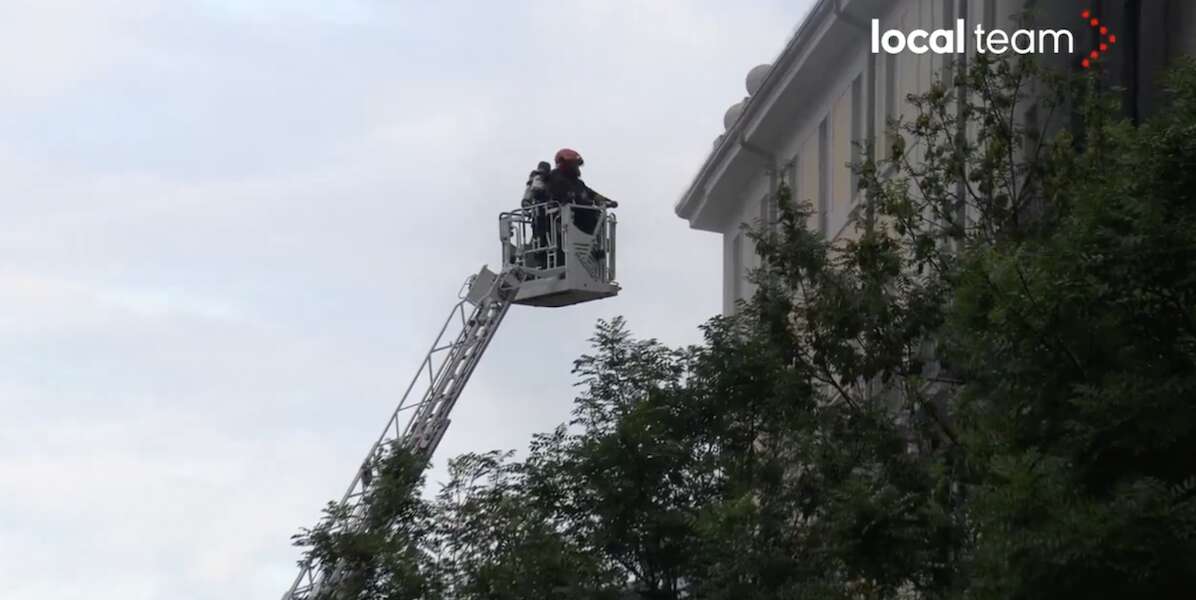 A Milano sono morte tre persone nell’incendio di un palazzoI vigili del fuoco hanno detto che ci sono altre tre persone ferite, le cause dell'incendio non sono ancora chiare