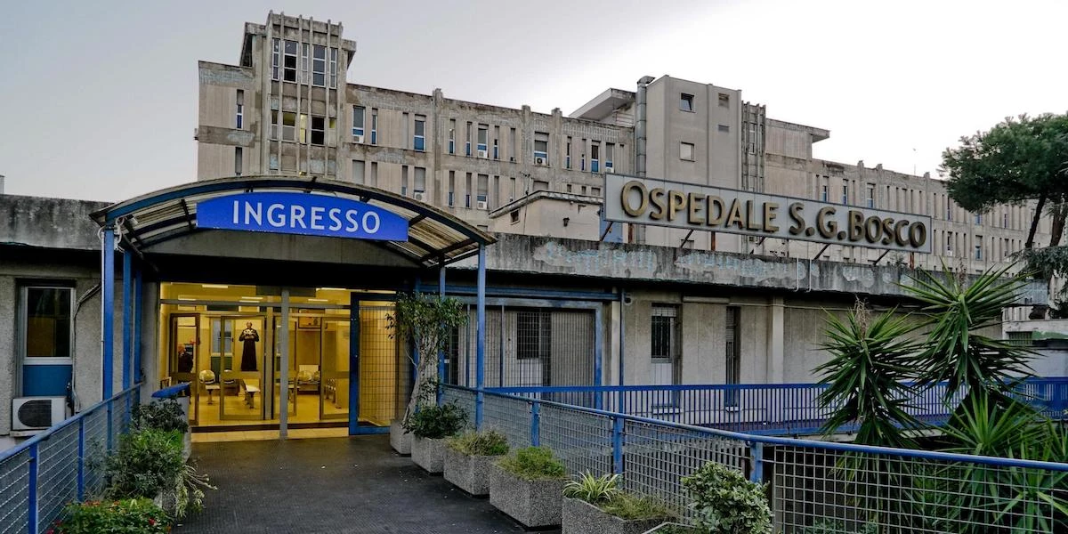 A Napoli sono state arrestate 11 persone legate alla camorra per attività illecite dentro l’ospedale San Giovanni Bosco