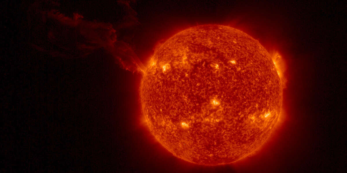 Il Sole sta invertendo il suo campo magneticoMa niente paura, lo fa periodicamente e senza particolari conseguenze per la Terra e per noi che dipendiamo interamente dalla sua esistenza