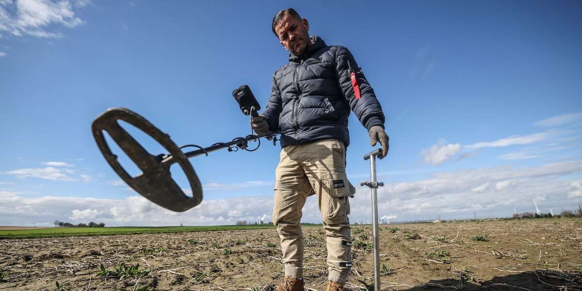 Cosa cerca chi cerca coi metal detectorLo si fa soprattutto come hobby e non per arricchirsi, o come sport, ma può anche aiutare le indagini della polizia