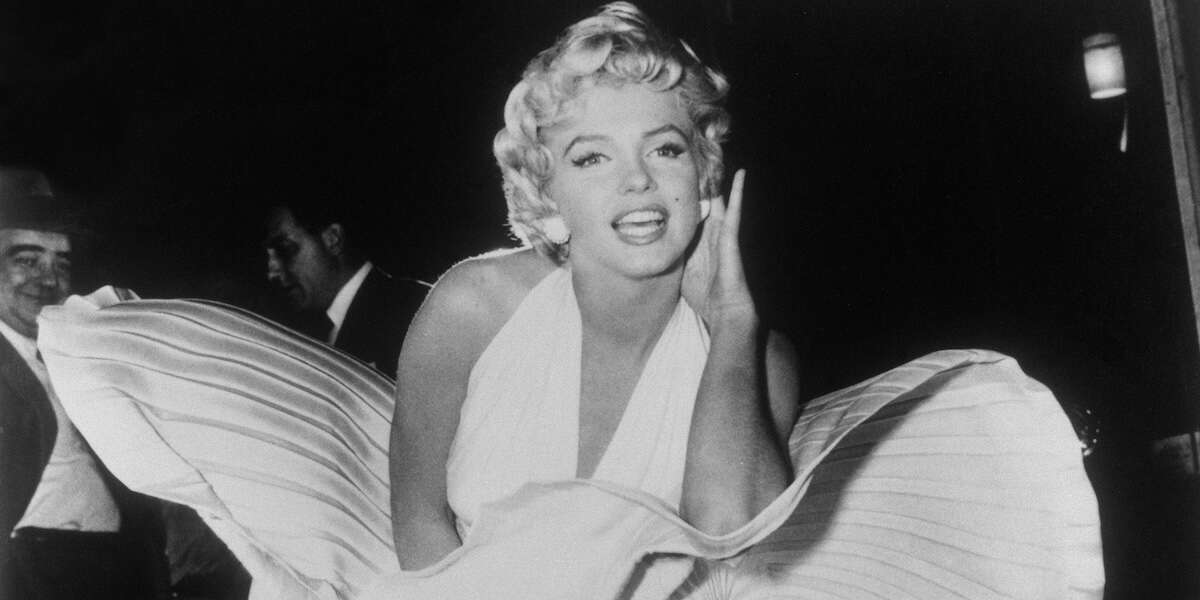 La storia dietro al vestito svolazzante di Marilyn MonroePiù che la scena di “Quando la moglie è in vacanza” entrarono nella storia le foto, scattate a Manhattan in mezzo a una folla molesta e un Joe DiMaggio inferocito