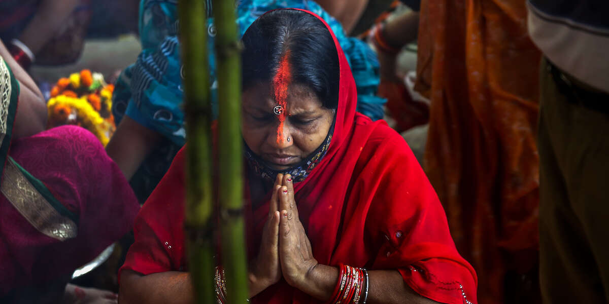 Almeno 46 persone sono annegate durante le celebrazioni di una festa religiosa nel nordest dell’India