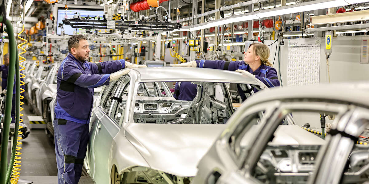 La produzione industriale italiana è ai minimi dalla pandemiaI dati ISTAT indicano un calo per il diciottesimo mese consecutivo, soprattutto per le auto e l'abbigliamento