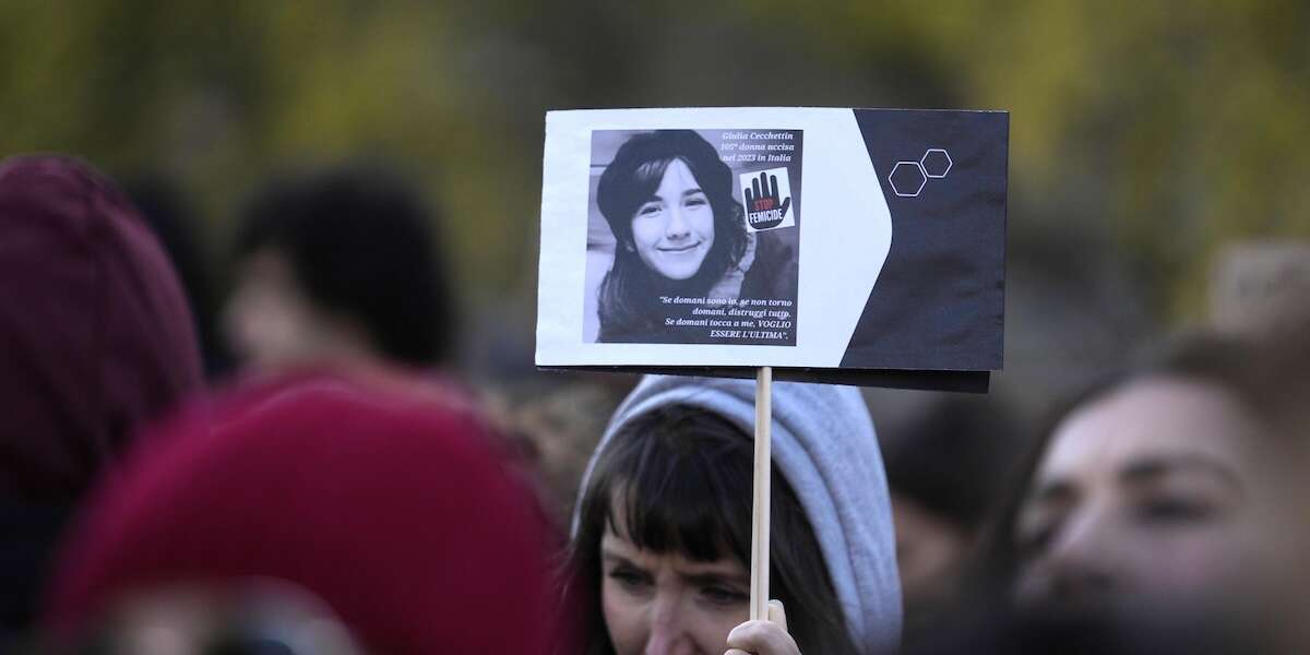 Inizia il processo contro Filippo TurettaIl 22enne ha confessato il femminicidio di Giulia Cecchettin, e l'accusa contro di lui è aggravata dalla premeditazione: rischia una condanna all'ergastolo