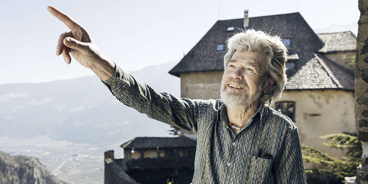 Da 80 anni Reinhold Messner guarda le montagneE da qualcuno di meno le scala, dalle pareti delle Dolomiti alle cime dell'Himalaya, dove perse un fratello e segnò come pochi altri la storia dell'alpinismo